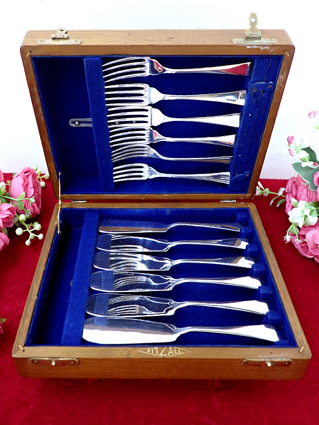 ＜英国銀器＞１９４０年代：完全フルセット♪ハンドメイドの銀細工が優雅なシルバープレートのカトラリー「１２本セット：木箱付」