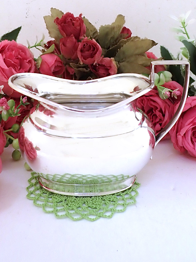 ＜英国銀器：JBS&S＞１９３０年代：優雅なアールデコデザイン♪銀細工が素晴らしい銀器のシルバープレートの大きなミルクジャグ