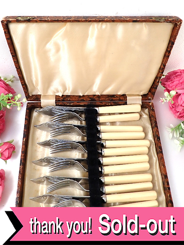 ＜英国銀器＞１９３０年代：天然ボーン（水牛の角）の持ち手♪とても優雅なクロームプレートのテーブルナイフ＆テーブルフォーク「１２本セット：木箱入り」