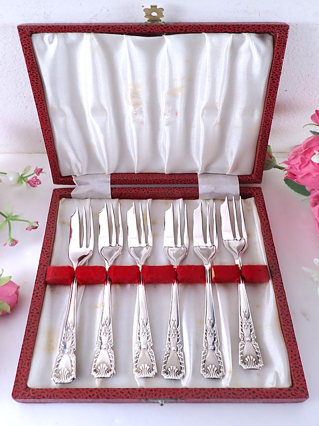 ＜英国銀器＞美品♪優雅な立体的な銀細工♪シルバープレートのデザートフォーク「６本セット：お箱付」