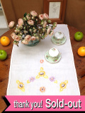 ★３５％OFF★＜英国ハンドメイド＞英国カントリーサイドの野の花たち♪全長６４cmアンティークリネンの長方形のとても大きなセンタードイリー：通常料金3220円→
