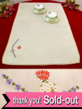 ★３５％OFF★＜英国ハンドメイド＞可憐な英国のお花♪アンティークリネンのとても大きなセンタードイリー：通常価格2880円→