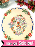 ★３５％OFF★＜英国ハンドメイド＞英国カントリーサイドの明るい手刺繍の野の花たち♪アンティークリネンの楕円形のセンタードイリー：通常価格3480円→