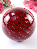 ＜英国ハンドメイド＞神秘的な赤ガラス♪キラキラ光るトルネードが美しいとても大きなペーパーウェイト：通常価格7680円→