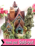 ＜Lilliput Lane＞「The Gables」♪複雑に重なり合う切妻屋根（破風）が印象的なとても大きなオールドカントリーコテージのフィギュア