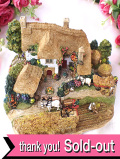 ＜Lilliput Lane＞「GOLDEN HARVEST」♪黄金色の実りや収穫を象徴する農村の幸せな風景のとても大きなオールドカントリーコテージのフィギュア
