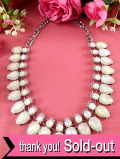 ★３５％OFF★＜英国ミッドセンチュリー＞光のお色が美しいレインボーガラス♪7色に輝く美しい人工オパールのロングネックレス：通常価格7680円→