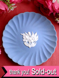 ＜廃盤レア♪ウェッジウッド＞優雅な立体的なお花のレリーフ♪ブルージャスパーのお花のような飾り皿「スタンド付」
