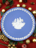 ＜１９９０年ウエッジウッド＞ブルージャスパーのクリスマス・プレート♪恋人たちのアイススケート♪「プレートスタンド付き」