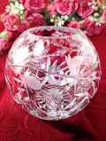 ＜英国ミッドセンチュリー＞お花たちの立体的なカットガラス♪クリスタルガラスが美しいずっしりとした重さの球体のフラワーベース