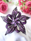 ＜英国ミッドセンチュリー＞紫色の光の競演♪たくさんのクリスタルが輝くお花のブローチ