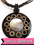 ＜英国ミッドセンチュリー＞黒いヨーロピアンガラスビーズのチェーン♪真珠色に輝く大きな白蝶貝の美しいネックレス