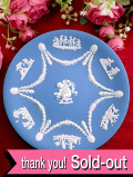 ＜WEDGWOOD＞愛らしい天使たち♪ウェッジウッドのブルージャスパーの正円形の大きな飾り皿「スタンド付」：通常価格8680円→
