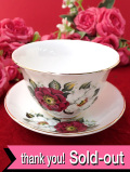 ＜Royal Grafton＞赤と白のオールドローズ♪ロマンチックなお花たちのロイヤルグラフトンの大きなシュガーボウル「ソーサープレゼント付き」