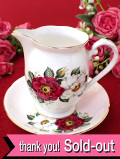 ＜Royal Grafton＞赤と白のオールドローズ♪ロマンチックなお花たちのロイヤルグラフトンの大きなミルクジャグ「ソーサープレゼント付き」