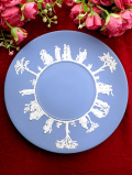 ＜WEDGWOOD＞たくさんの女神様と天使たち♪ウェッジウッドのブルージャスパーの正円形の大きな飾り皿「スタンド付」
