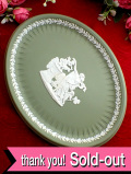 ＜WEDGWOOD＞女神様と神様と恋のキューピッド♪珍しいグリーンジャスパーの楕円形の分厚くて大きな飾り皿「スタンド付」