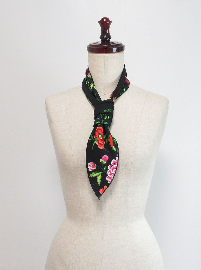 PA-S173　パニュエロ小・ボウタイ・黒×カラフル花柄