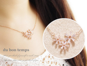 【メール便ＯＫ】クリスタルフラワーネックレス（ベロア巾着ポーチ付き）