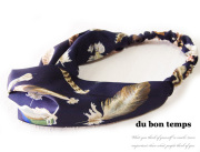 【メール便ＯＫ】ヘアバンド　スカーフヘッドバンド　ツイストヘアターバン　サテン生地　スカーフ風羽柄　ネイビー