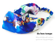 【メール便ＯＫ】ヘアバンド　スカーフヘッドバンド　ツイストヘアターバン　サテン生地　スカーフ風ビジュー柄　ブルー