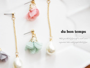 【メール便OK】ピアス　レースのお花モチーフ　アシンメトリーピアス　大粒しずく型パールが揺れるロングピアス　全2カラー