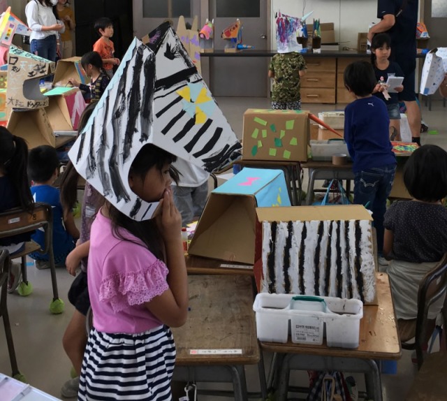 ダンボールかぶりものワークショップ馬や恐竜に変身