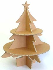 プレゼントを置いて飾れるダンボール製クリスマスツリー