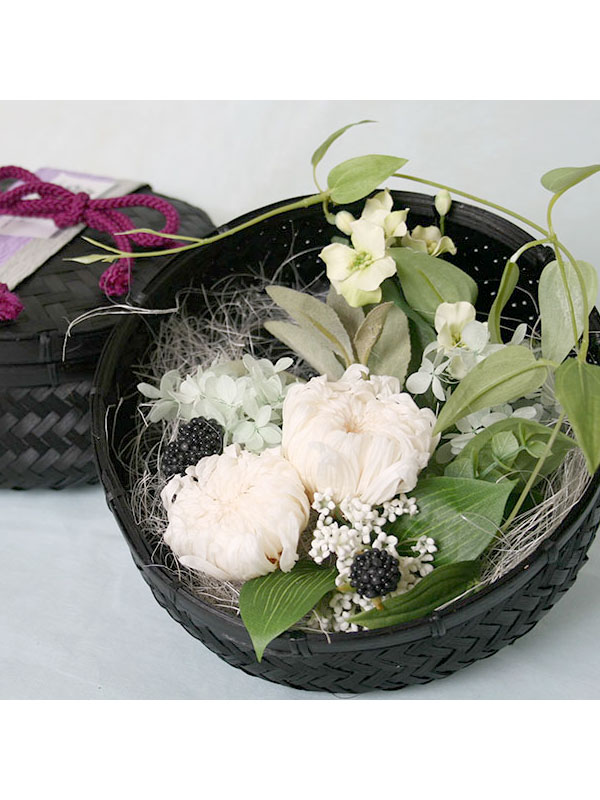 和カゴアレンジ・輪菊