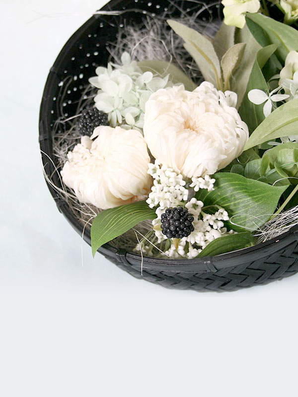 和カゴアレンジ・輪菊