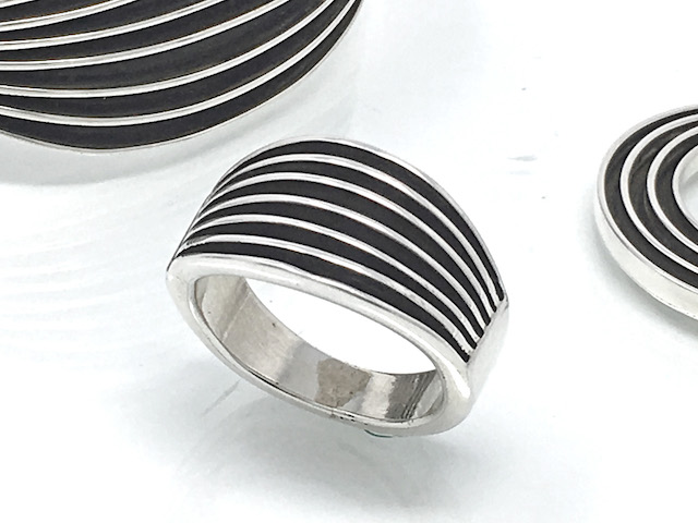 ナバホ　01-0023　Francis Jones フランシスジョーンズ作　エッジプレート・ラウンドシェイプ・リング