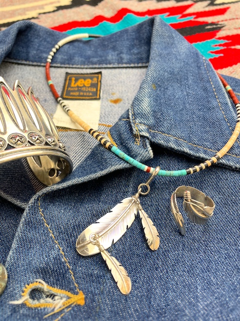 ナバホ　03-0724　ジョー・メイス作　トリプル・イーグルフェザー・ペンダント