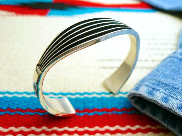 ナバホ　02-0149　Francis Jones フランシスジョーンズ作　エッジプレート・ラウンドシェイプ　ブレスレット（細）