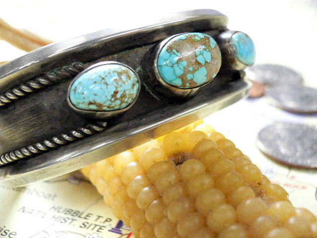 【K.S様ご予約済み】ナバホ　02-0280　ルース・アン・ビゲイ作　ナンバーエイト・ターコイズ（ナチュラル）　3連ブレスレット　※動画あり