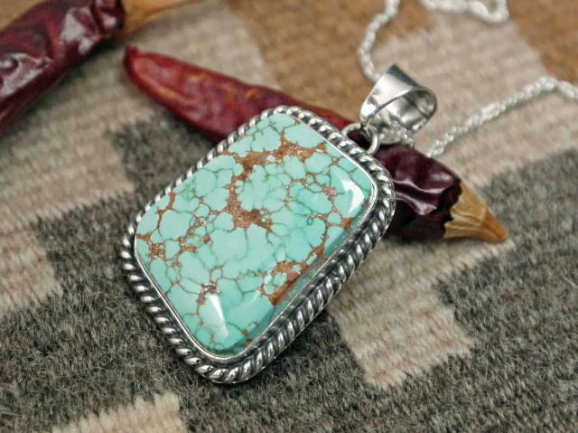 【当店別注】　ナバホ　03-0544　エヴァンジー・ウィリー作　ナンバーエイト・ターコイズ（ナチュラル）・ペンダント　※動画あり