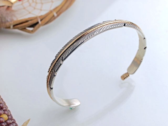 ナバホ　02-0139　タニヤ・メイス（Tanya Mace　ハーヴィー・メイスの娘）作　イーグルフェザー　ブレスレット　12kゴールドライン入