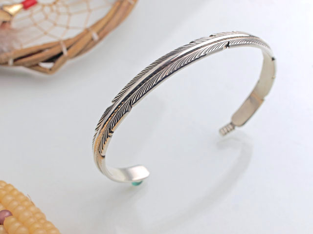 ナバホ　02-0140　タニヤ・メイス（Tanya Mace　ハーヴィー・メイスの娘）作　イーグルフェザー　ブレスレット　6.5mm幅