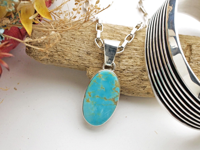 ナバホ　03-0673　エルヴィラ・チャベス作　キングマン・（スタビライズド）ターコイズ・ペンダント