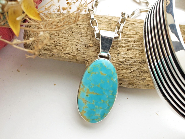 ナバホ　03-0678　エルヴィラ・チャベス作　キングマン・（スタビライズド）ターコイズ・ペンダント