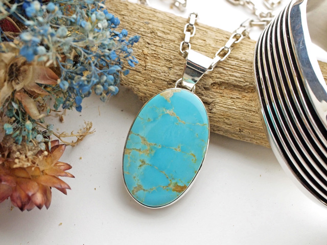 ナバホ　03-0686　エルヴィラ・チャベス作　キングマン・（スタビライズド）ターコイズ・ペンダント