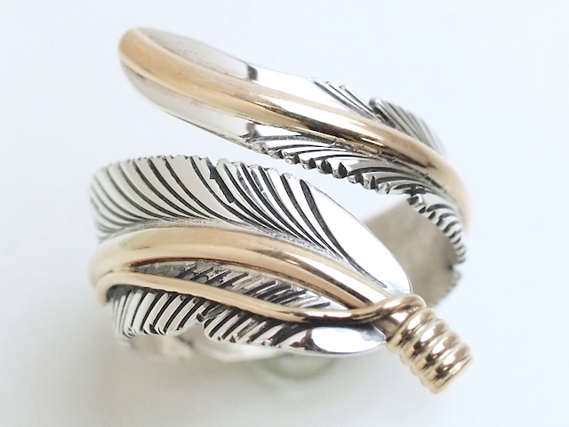 ナバホ　01-0299　ハービ－・メイス作　イーグルフェザー　ワイド　アジャスタブルサイズ・リング　12Kゴールド・センターライン