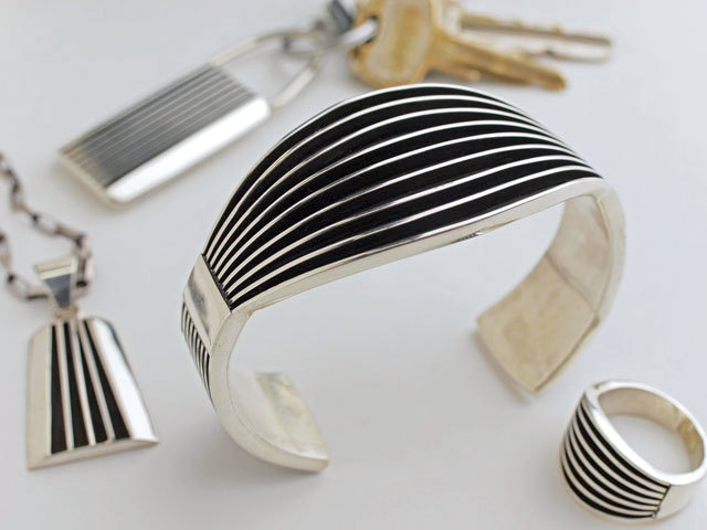 ナバホ　02-0115　Francis Jones フランシスジョーンズ作　エッジプレート・ラウンドシェイプ・ブレスレット