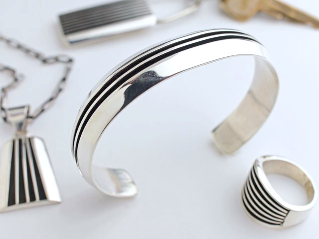 ナバホ　02-0021 Francis Jones フランシスジョーンズ作　エッジプレート　ブレスレット　1シルバーブレード&2ブラックトラック　12mm幅