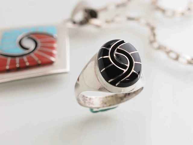 ズニ　11-0075　エイミー・ワイスレー作　チャネルインレイ・リング　ブラックジェット　複数サイズ有