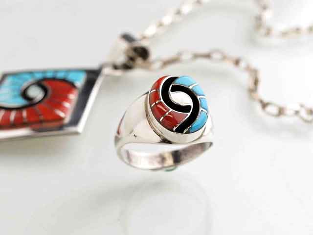 ズニ　11-0076　エイミー・ワイスレー作　チャネルインレイ・シャドーボックス・リング　トリコロール　22号