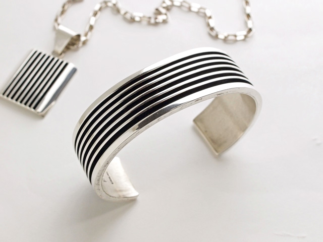 ナバホ 02-0437 Francis Jones フランシスジョーンズ作 エッジプレート・ニューエデイション・ブレスレット 5シルバーブレード&6ブラックトラック 18mm幅