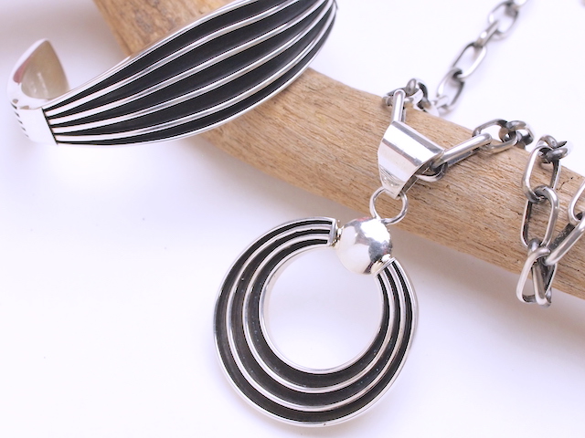 【当店カスタムデザイン】　ナバホ　03-0367　Francis Jones フランシスジョーンズ作　エッジプレート『レインボー・サークル』ペンダント