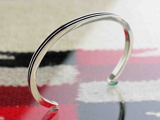 ナバホ　02-0363　Francis Jones フランシスジョーンズ作　エッジプレート・ブレスレット　1シルバーブレード&2ブラックトラック　4mm幅