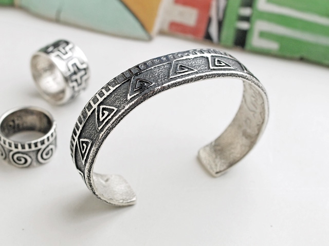 ホピ　22-0252　スティーブ・ラランス作 『ウォーター・デザイン＋フォーリング・レイン』トゥーファキャスト・ブレスレット