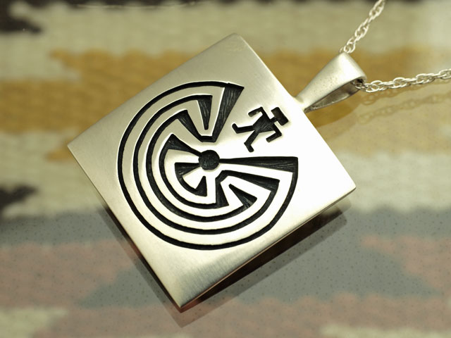 ホピ　23-0357　ウィーリー・アーチー作　サンフェイス・スクエア・ペンダント